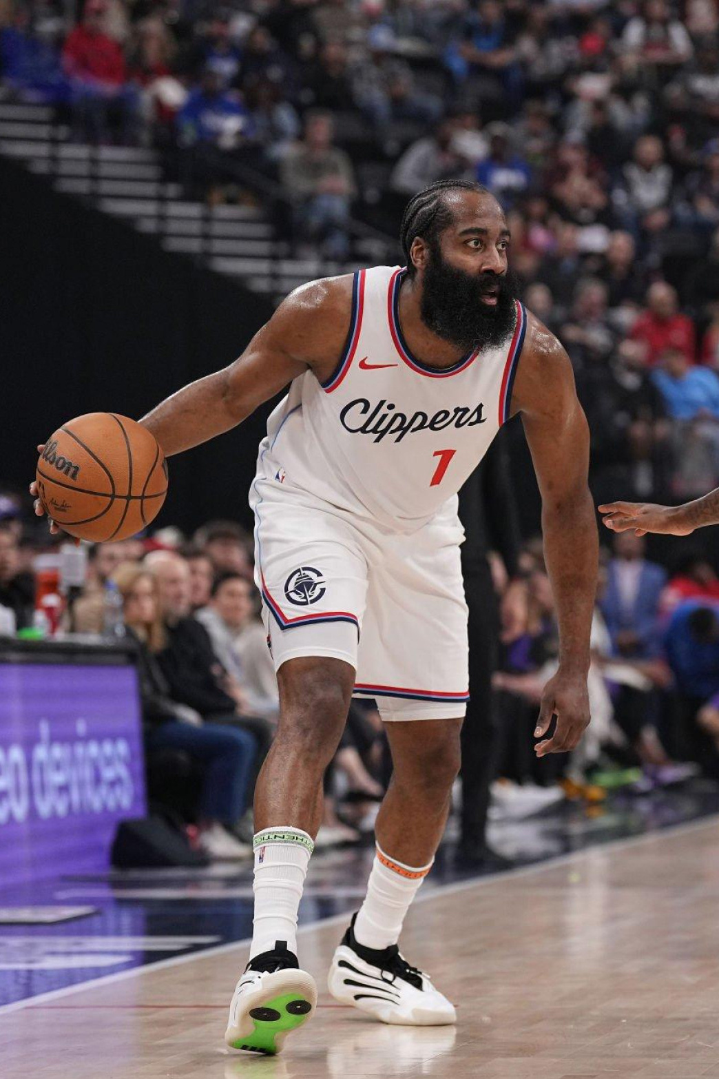 九游体育官网-哈登压哨绝杀巴萨，全场沸腾！经典一战再现传奇